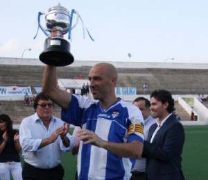 Rodri con el trofeo de campeón de liga con el Baleares