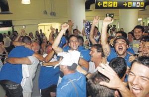 El San Rafael ha sido el último equipo en ascender a Tercera División y sus jugadores lo celebraron en el aeropuerto de Ibiza.  MOISÉS COPA 