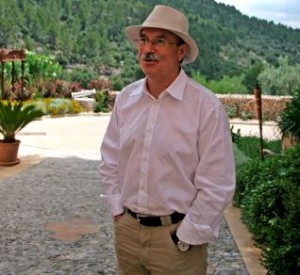 El mallorquín Serra Ferrer, en su finca S´Oliveret, durante una entrevista concedida a este diario.  Foto: B. Ramon