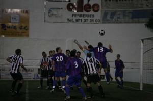 La tensión de una final. El partido de ayer entre el CE Alaior y el CE Ferreries se disputó con la tensión típica de una final 