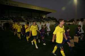 Compañerismo. Antes de la final, los dos equipos invitados posaron ante la afición para una gran foto de familia. Luego, la rivalidad.