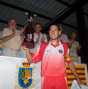 El Capitan del Sporting con el Trofeo del Torneo