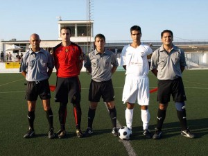 El Trio arbitral con los capitanes del partido