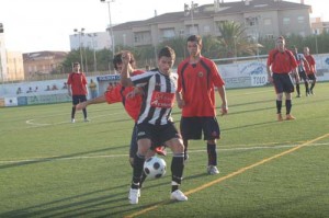 David Mas. El delantero alaiorense pugna un balón ante la presión de los bermellones