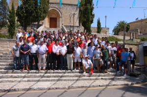 Todos los asistentes se fotografiaron en la escalinata de la Iglesia de Selva.