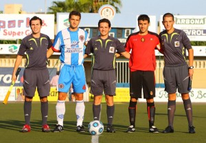 El trio arbitral con los capitanes del encuentro