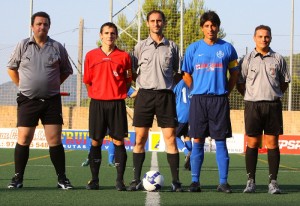 El trio arbitral con los capitanes del encuentro