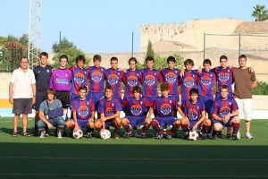 Plantilla del Poblense B Juvenil, ayer en Manacor