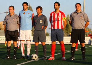 El trio arbitral con los capitanes