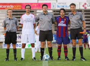 El trio arbitral con los capitanes