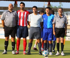 El trio arbitral con los capitanes del partido