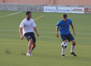 Caldentey disputando un balón a un jugador del Ferriolense