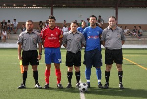 El colegiado con los capitanes