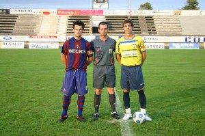 El colegiado con los capitanes