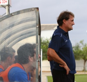 Mario Ormaechea en el banquillo del San Rafael, en Campos.