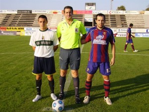 El colegiado Peña Molina con los capitanes del partido