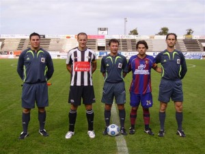 El trío arbitral con los capitanes del encuentro