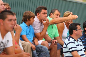 Pedro Mariano en las gradas de Campos observando al San Rafael