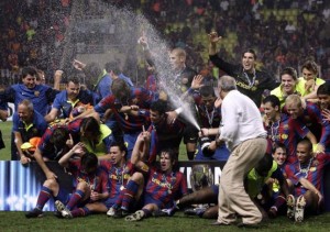 Carles Puyol salta con la Supercopa para celebrar el título.  REUTERS