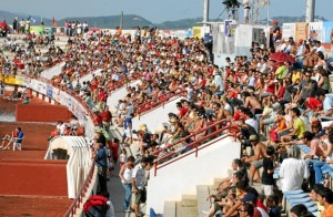 Imagen de una de las gradas del estadio de Can Misses completamente llena. JUAN A. RIERA