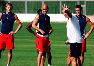 Gregorio Manzano da instrucciones a los futbolistas en el entrenamiento de ayer.  Foto: Tooru Shimada