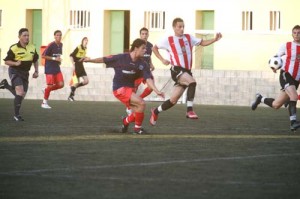 Fullana El jugador mallorquín a prueba, defendido por Lacueva, convenció en la primera parte y marcó el primer gol del partido