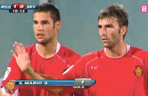 Mario Suárez y Tuni celebran el gol que permitió al Mallorca derrotar al Sevilla.  Foto: IB3