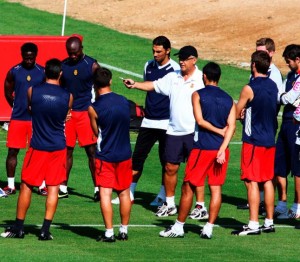 Manzano da una charla a sus jugadores en la sesión de ayer en Son Bibiloni.  Foto: Tooru Shimada