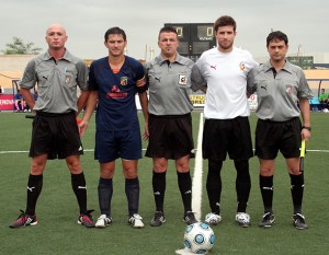 El trío arbitral con los capitanes del encuentro