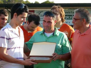 Momento de la entrega de la placa al hijo de Melchor Salas.