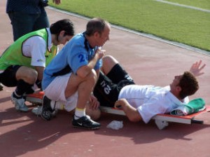 ´Parrita´ atiende a un jugador cuando estaba en la Peña Deportiva.