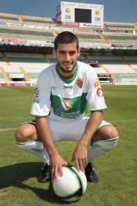 Martí Crespí con la camiseta franjiverde en el estadio Martínez Valero. Foto: Mark Welton.