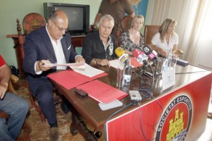 Imagen de la firma del primer contrato que firmaron Stinà y Ortega el pasado 24 de junio. MOISÉS COPA