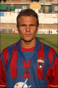 Toni Coll con la camiseta del Eldense.