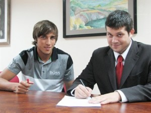 Óscar Trejo y Javier Martí, firmando la renovación