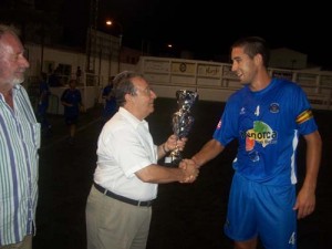 Momento de la entrega del trofeo al Sporting. Foto DM.