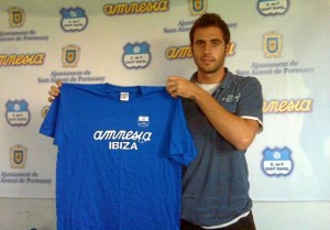 Victor con la camiseta de su nuevo equipo