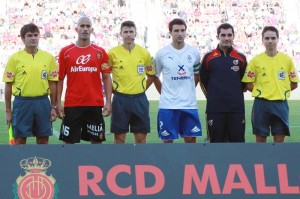 Los colegiados con los capitanes del partido