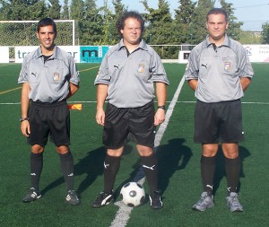 El trio arbitral del partido