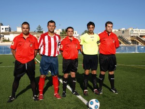 El colegiado del partido con los capitanes