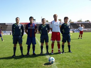 Trio arbitral del partido con los capitanes