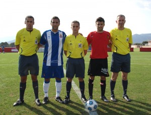 El trio arbitral con los capitanes del encuentro