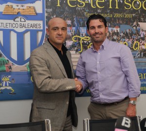 Fernando Crespí dando la bienvenida a Ángel Pedraza.