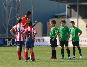 Adolfo Aledis aleccionando a los capitanes del Manacor Petra Alevín F7