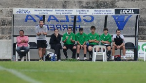 Javi Herreros en el banquillo del Constancia. Foto Pepsila