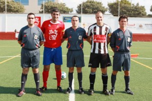 Trio arbitral con los capitanes del partido