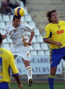 Albert Cano rechaza de cabeza con el Albacete. Foto La Verdad