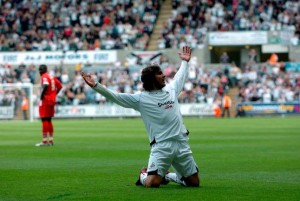 Arriba, Bauzà celebra un gol con el Swansea.