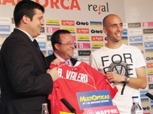 Javier Martí Asensio, Tomeu Vidal y Borja Valero en la presentación oficial del jugador