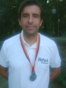 Salvador Fornes con su medalla y la camiseta de Fútbol Balear. Foto Xisca F
